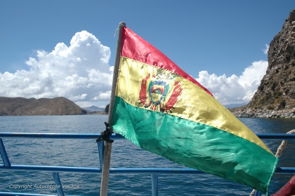 Drapeau Bolivien sur la navette pour l’île du Soleil – Lac Titicaca 