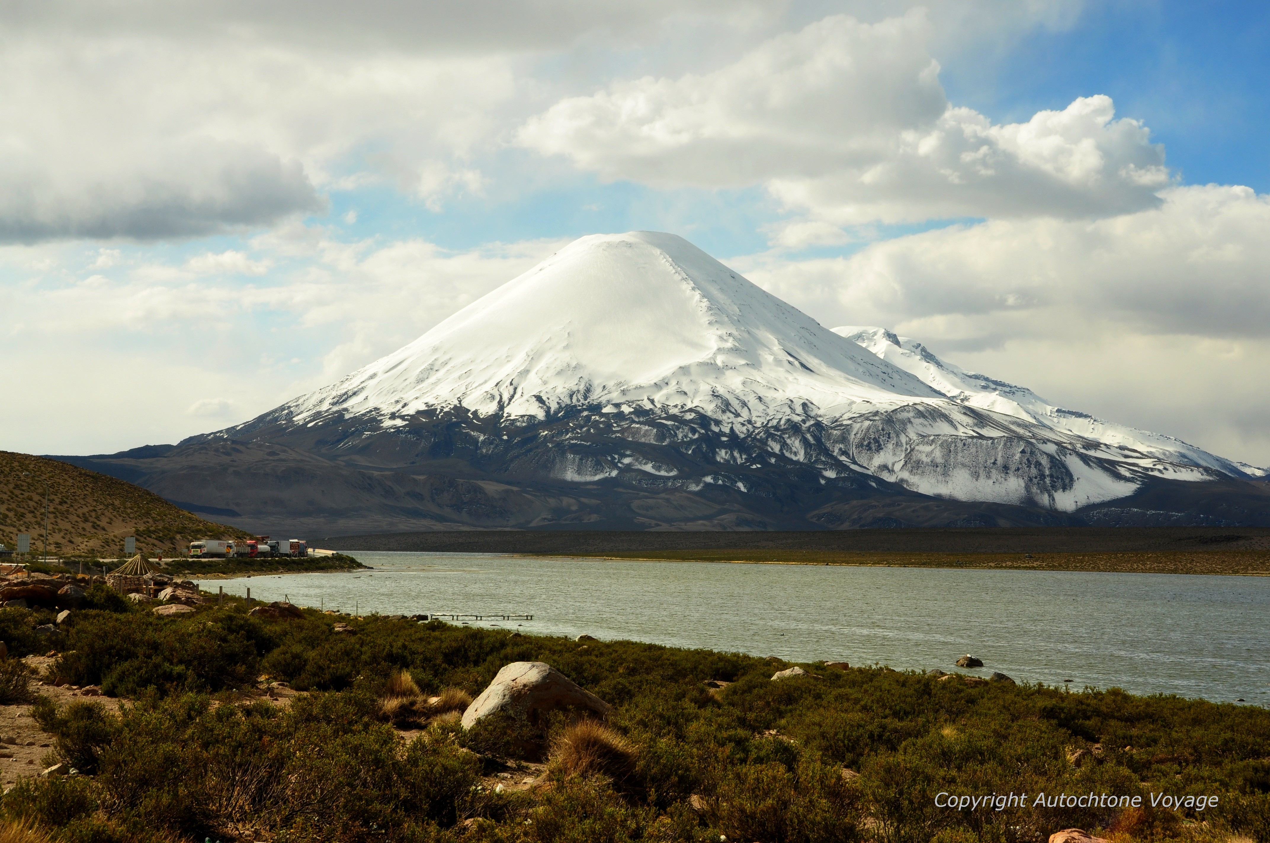 Le Volcan Parinacota (6348m) et le Lac Chúngara– Parc National Lauca