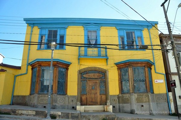 Maison en bois colorée des collines de Valparaiso 