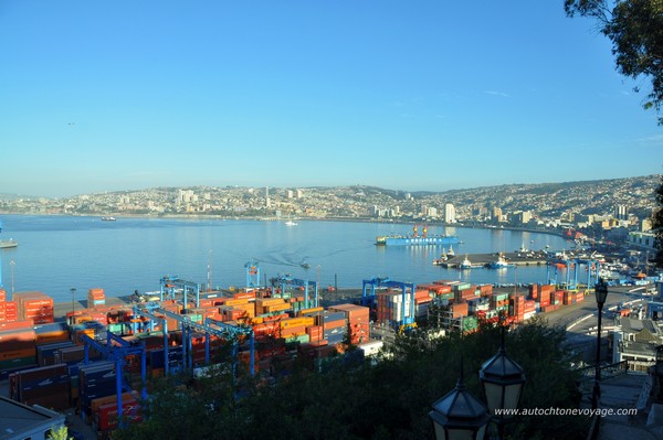 Panorama sur la baie de Valparaiso, port mythique du Chili